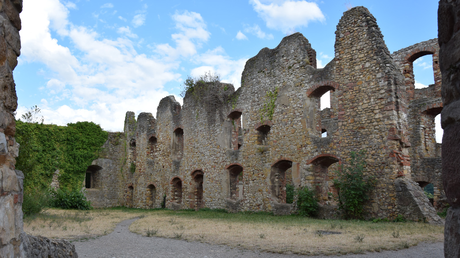 Der Innenhof der Burgruine