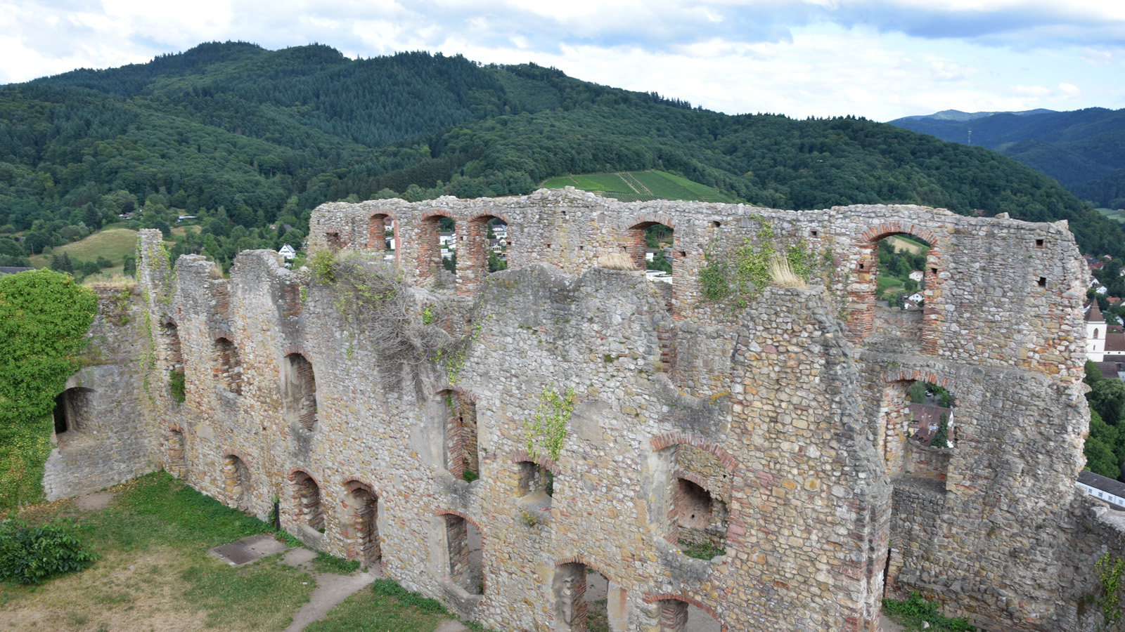 Der Burginnenhof mit dem nahen Schwarzwald im Hintergrund
