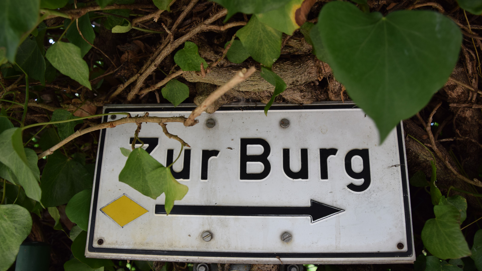 Ein Schild verweist auf den Weg zur Burgruine