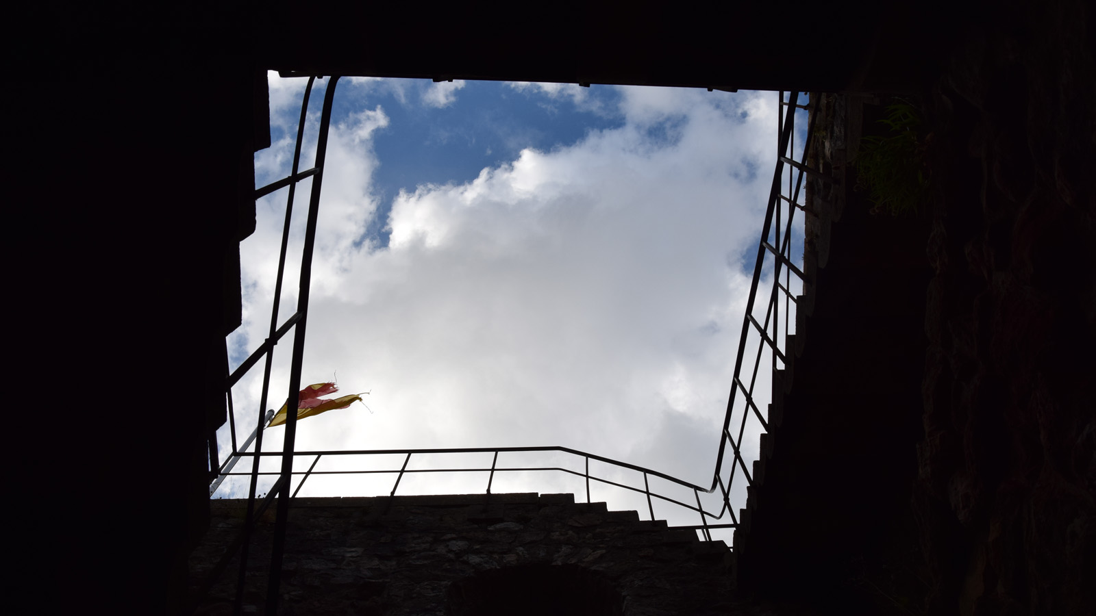 Blick durch den Turm auf den Himmel