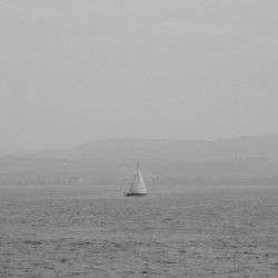 Detailverliebt Segelboot auf dem nebelverhangenen Bodensee