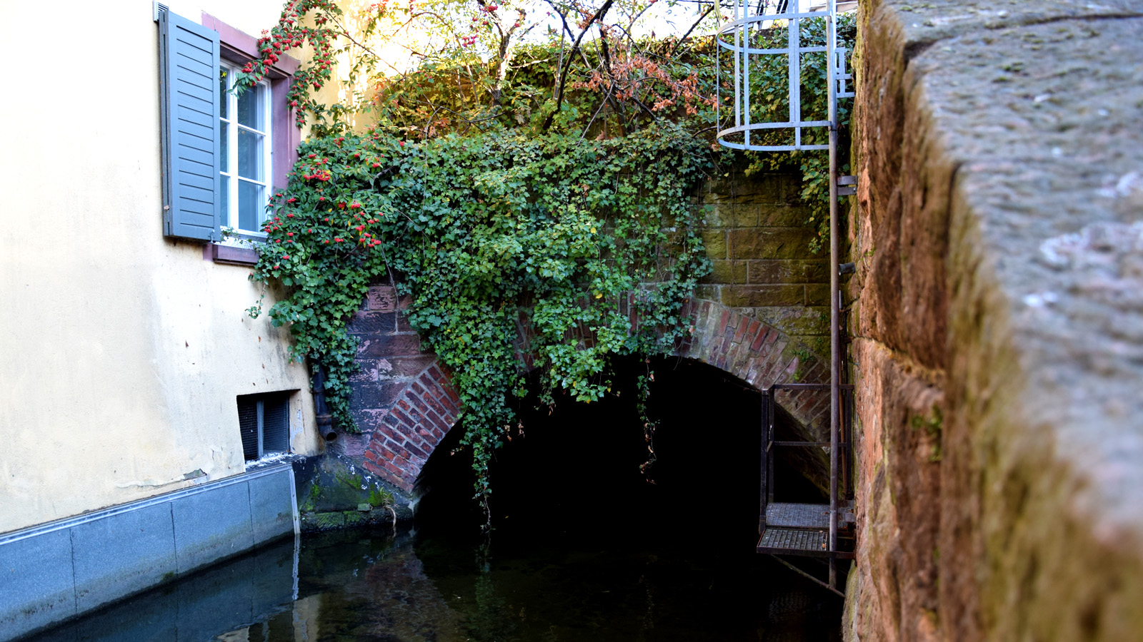 Eine Unterführung für den Gewerbekanal, der die alten Gewerbe innerhalb der Stadtmauern früher mit Wasser versorgte