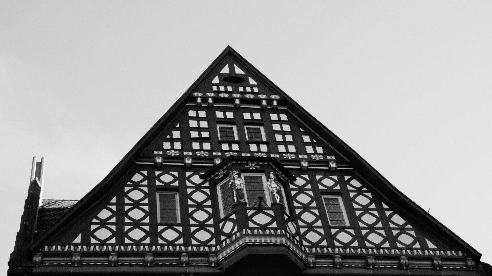 Ein altes Fachwerkhaus ragt in den Himmel