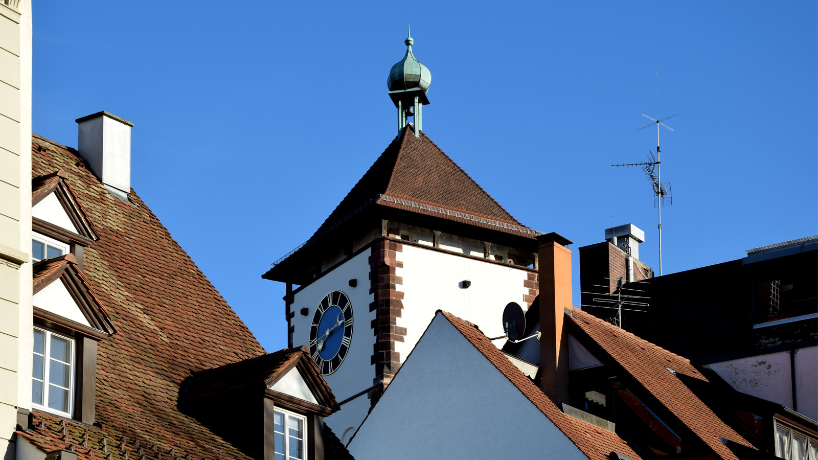 Blick durch die Häuser der Altstadt auf das Schwabentor