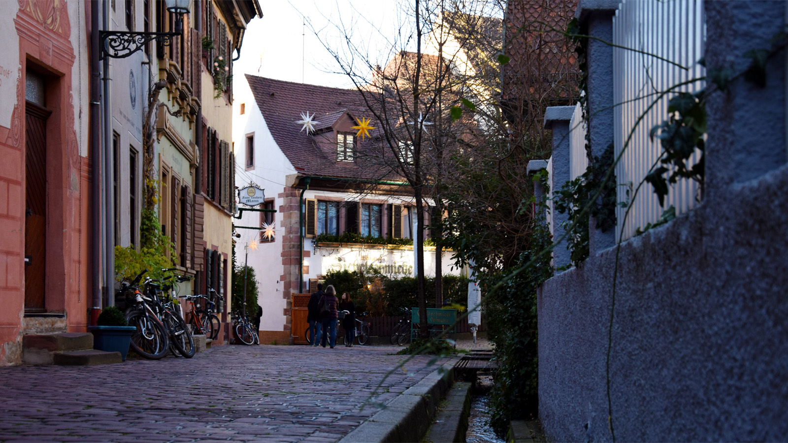 Eine der vielen Altstadtgasse mit einem Bächle