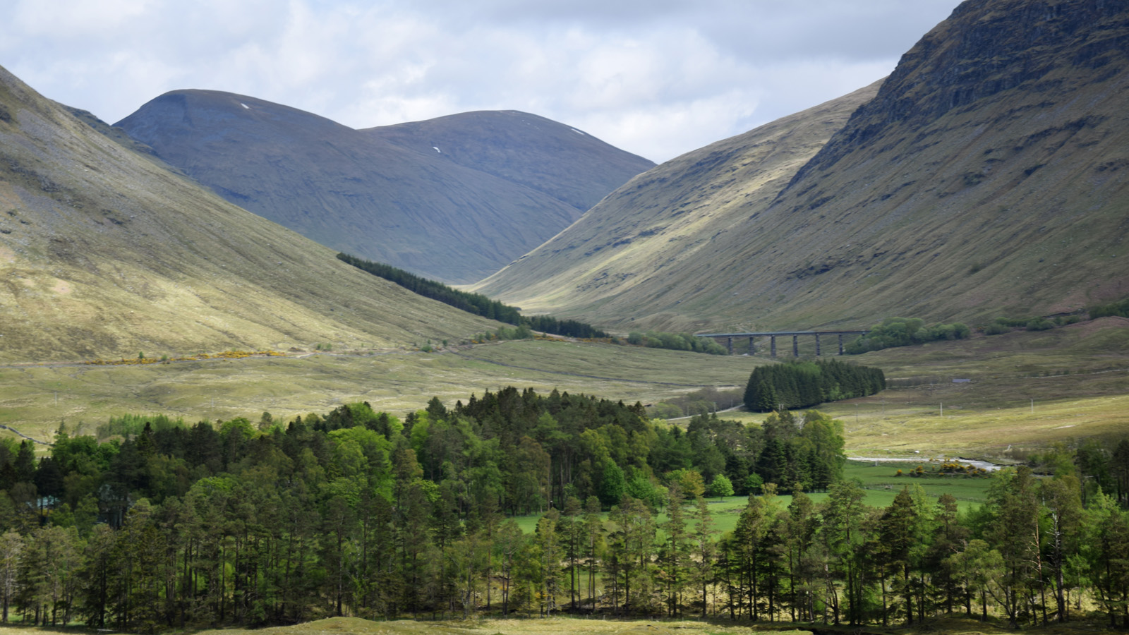 Steil ragen die Berge der Highlands auf und bilden Täler und Schluchten