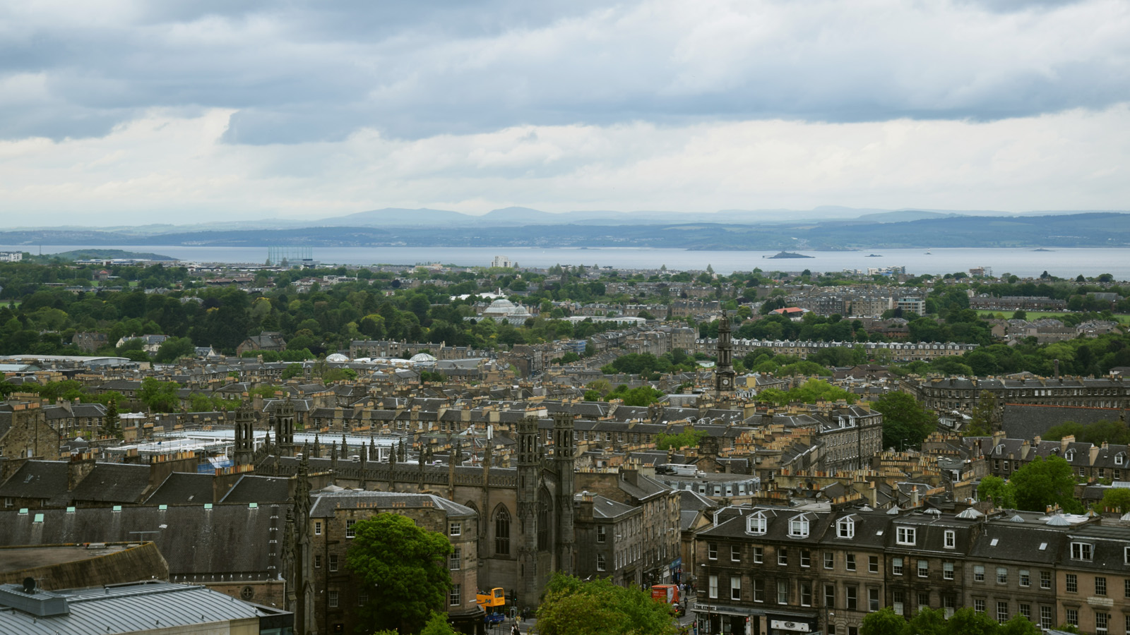 Blick über Edinburgh Richtung Meer