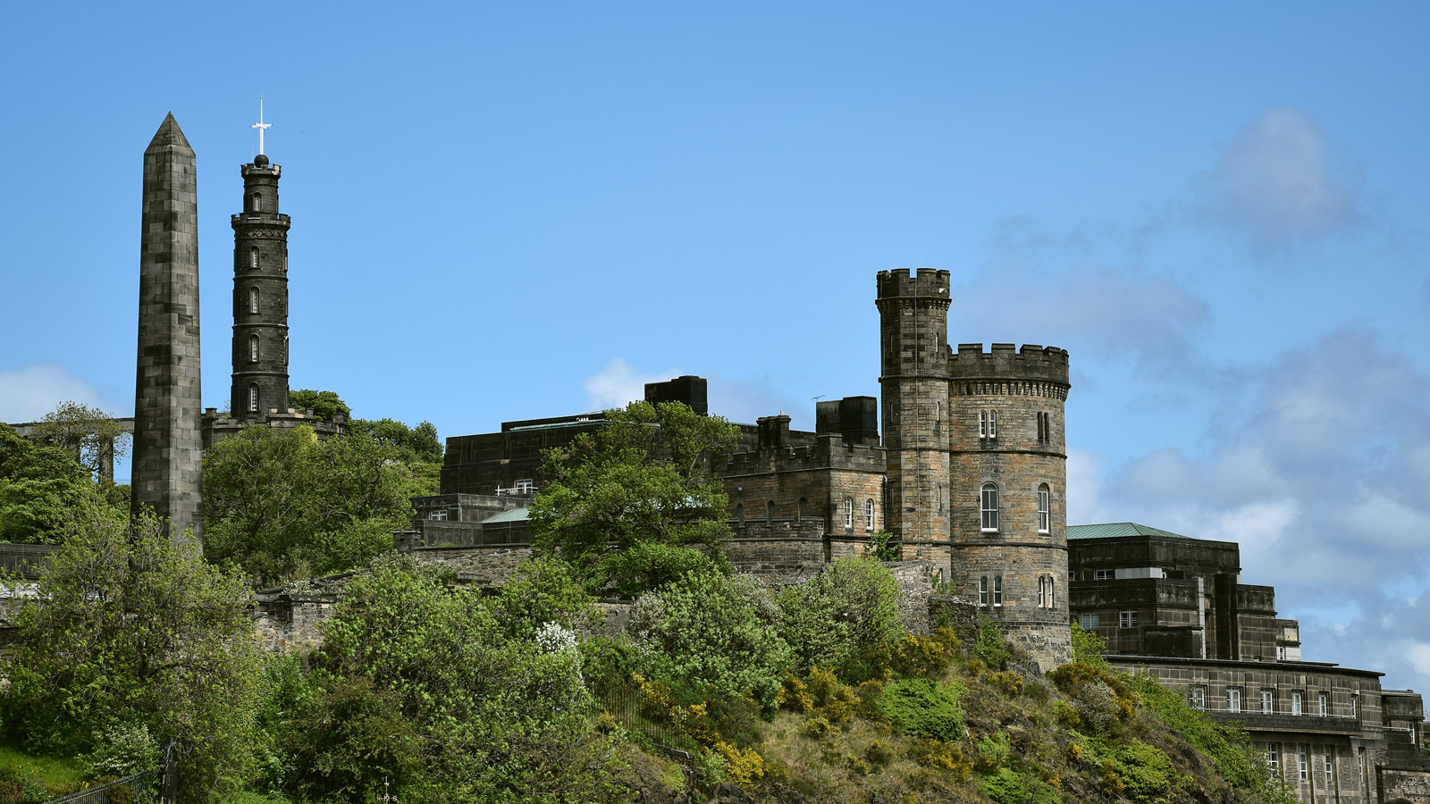 Einige Wahrzeichen der Stadt Edinburgh finden sich auf dem Calton Hill