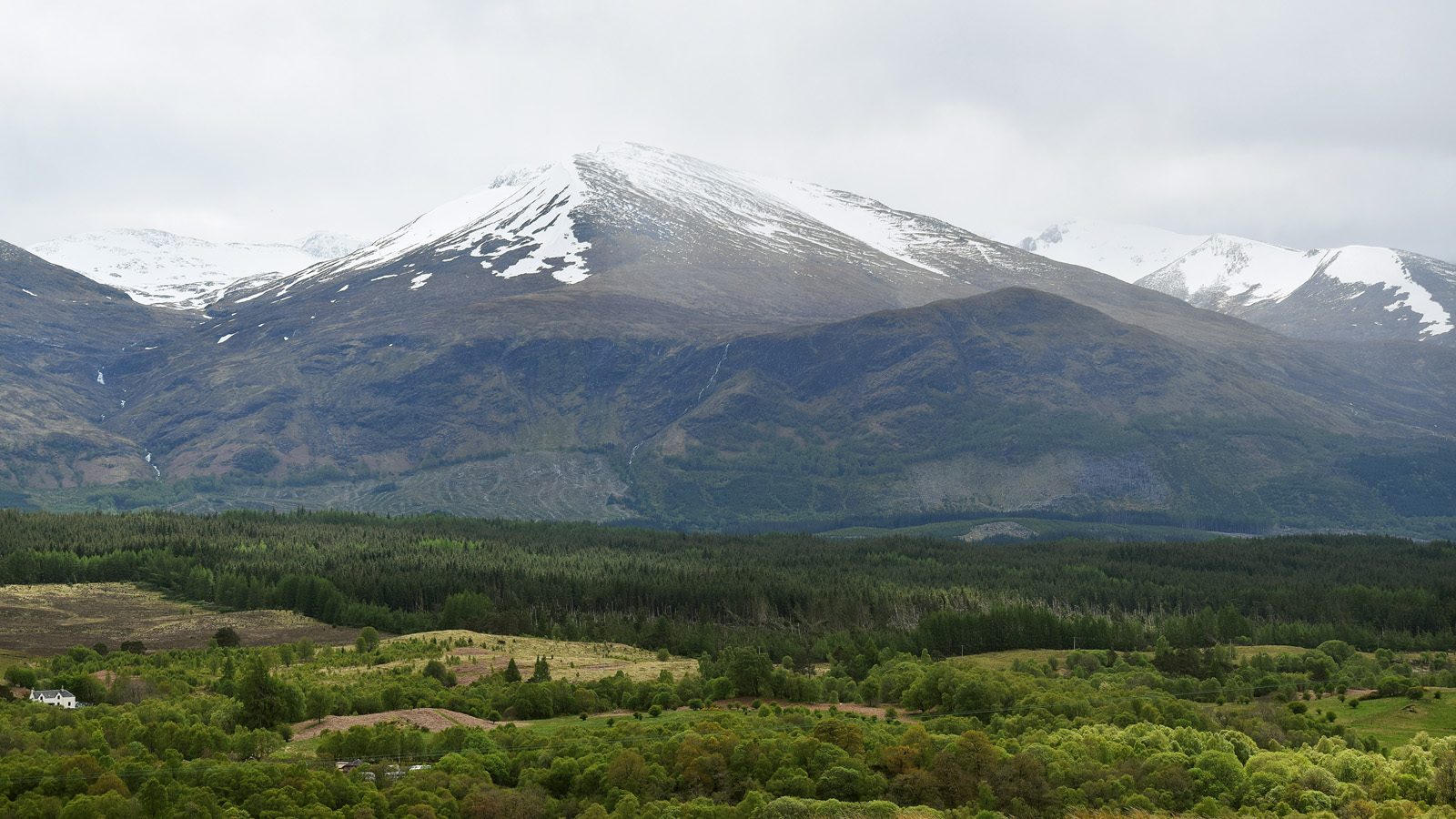 Blick über die schneebedeckten Highlands