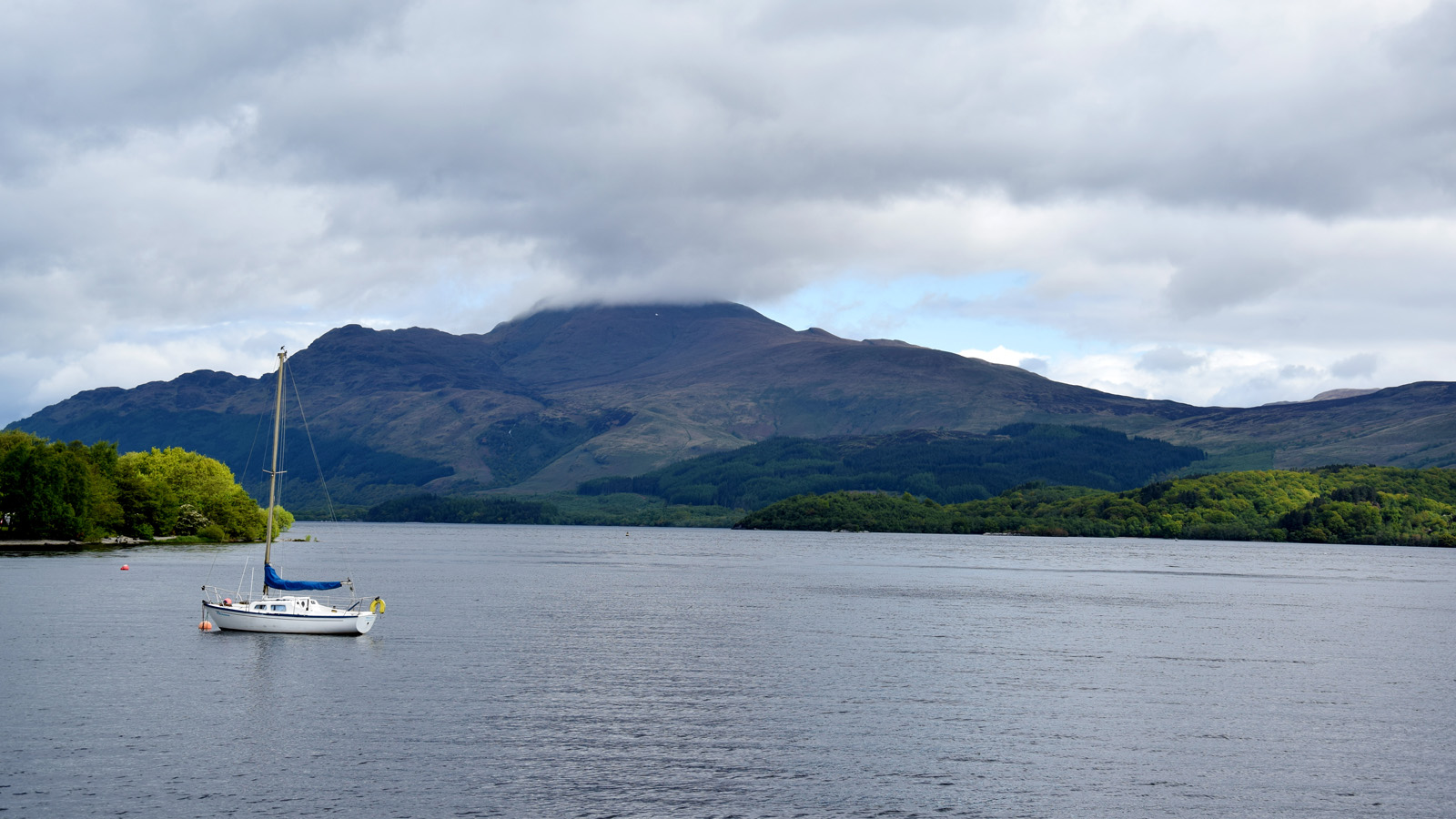 Der größte See Schottlands ist der berühmte Loch Lomond