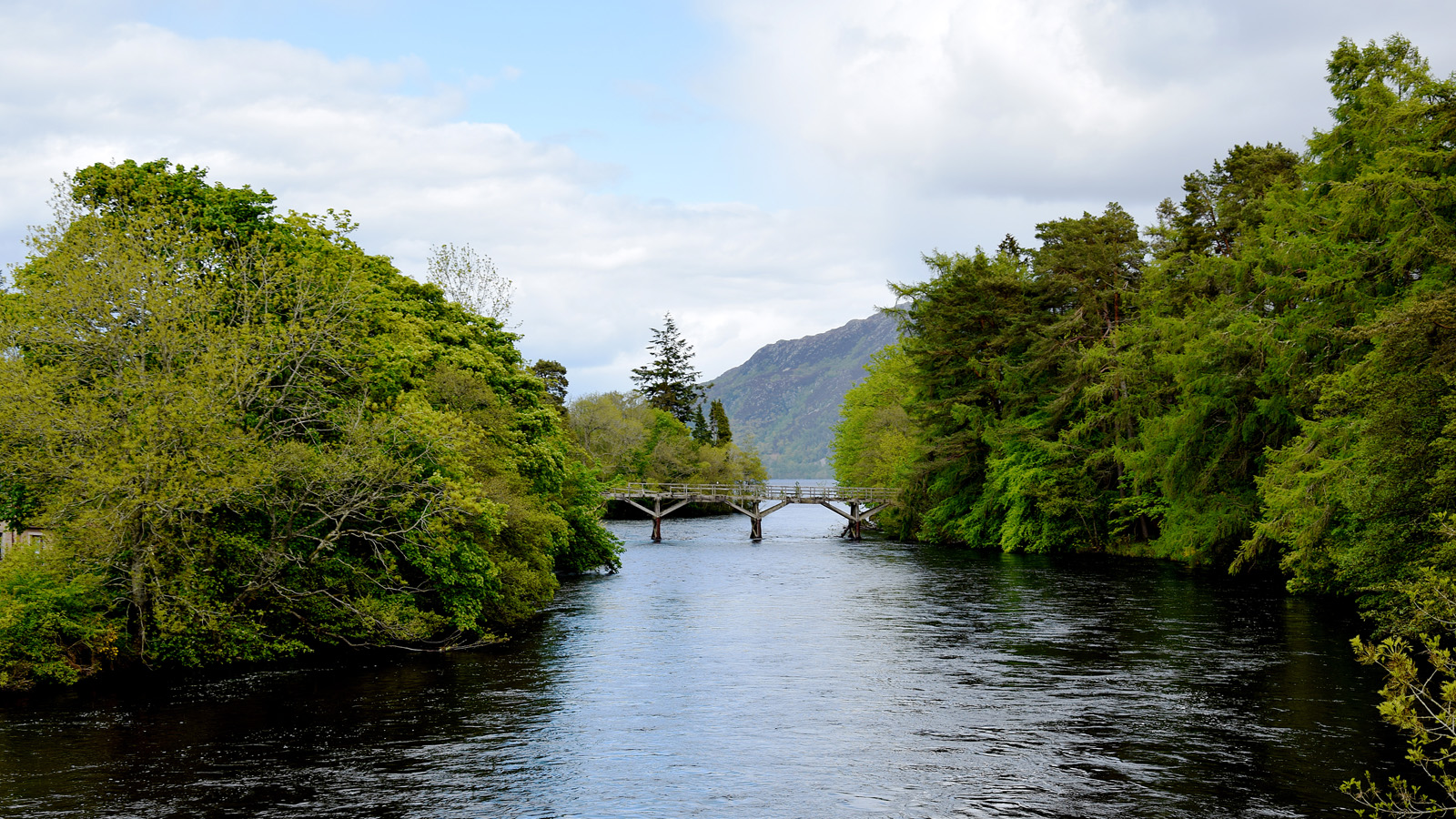 River Ness verbindet Loch Ness mit Inverness, wo der Fluss ins Meer mündet