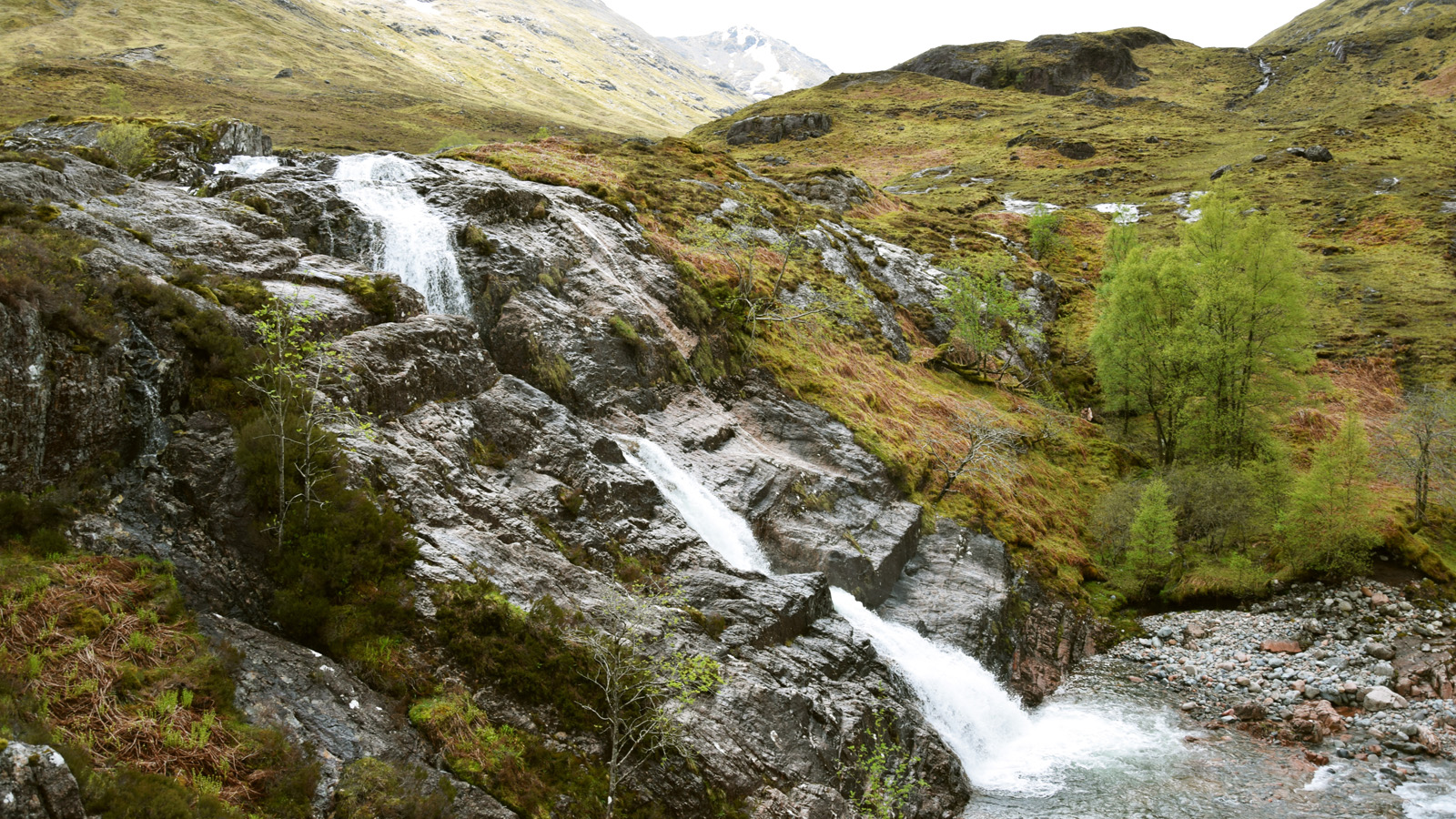 Das Schmelzwasser bildet im Frühjahr viele kleiner und größere Wasserfälle