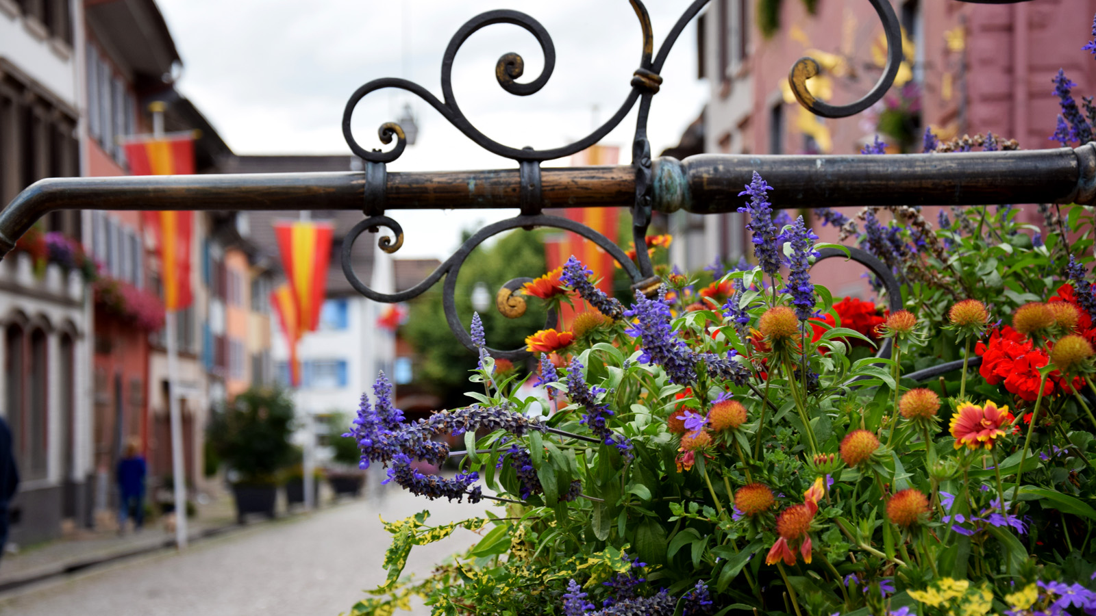 Blumen am Marktbrunnen mit Blick in die Hauptstraße