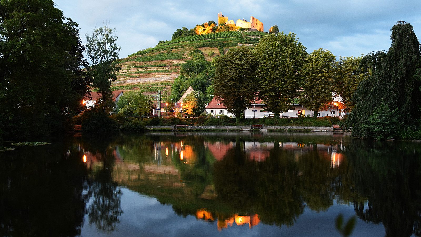 Die Burgruine in der Dämmerung