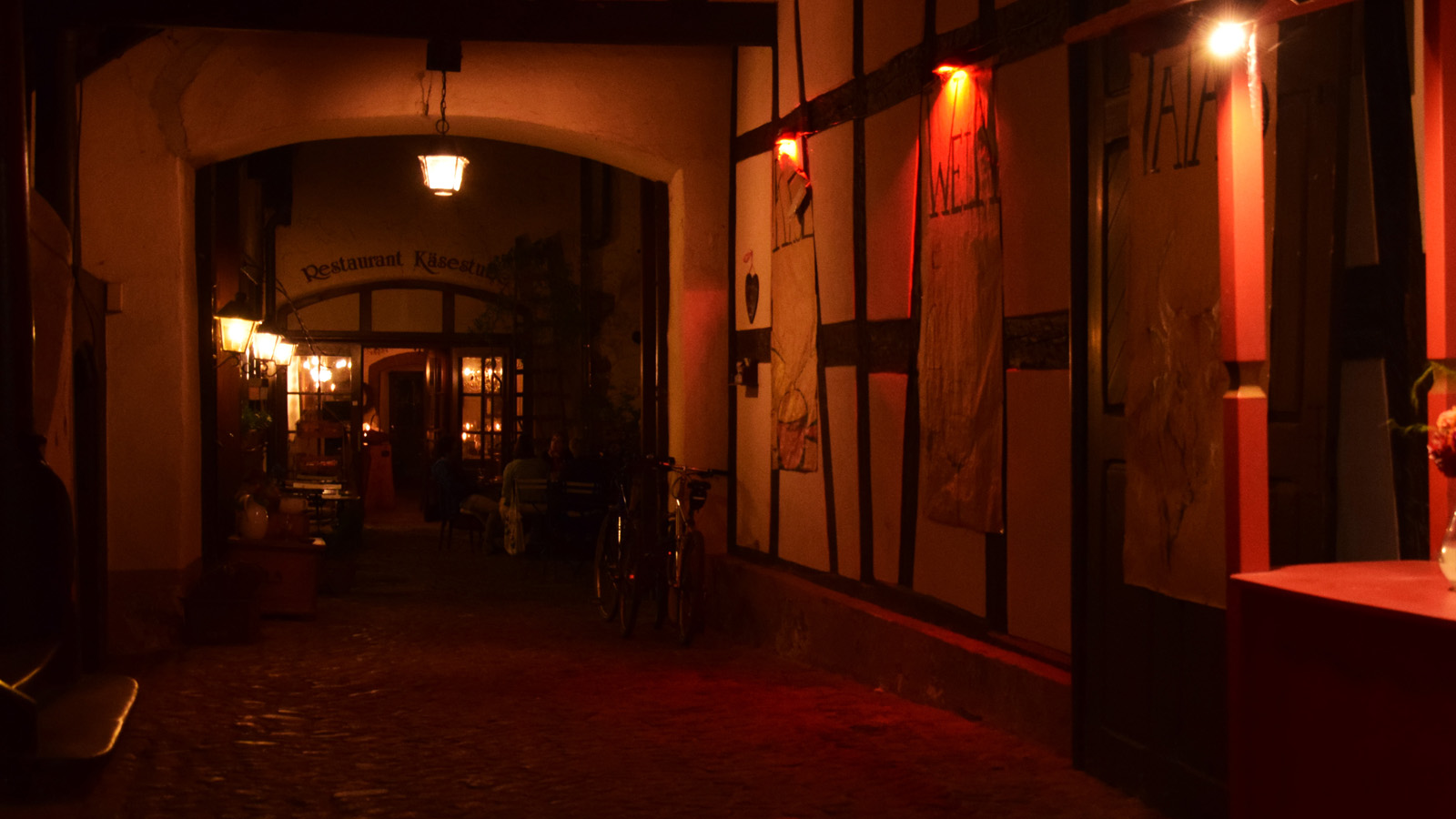 Beleuchteter Gang in einen Hinterhof