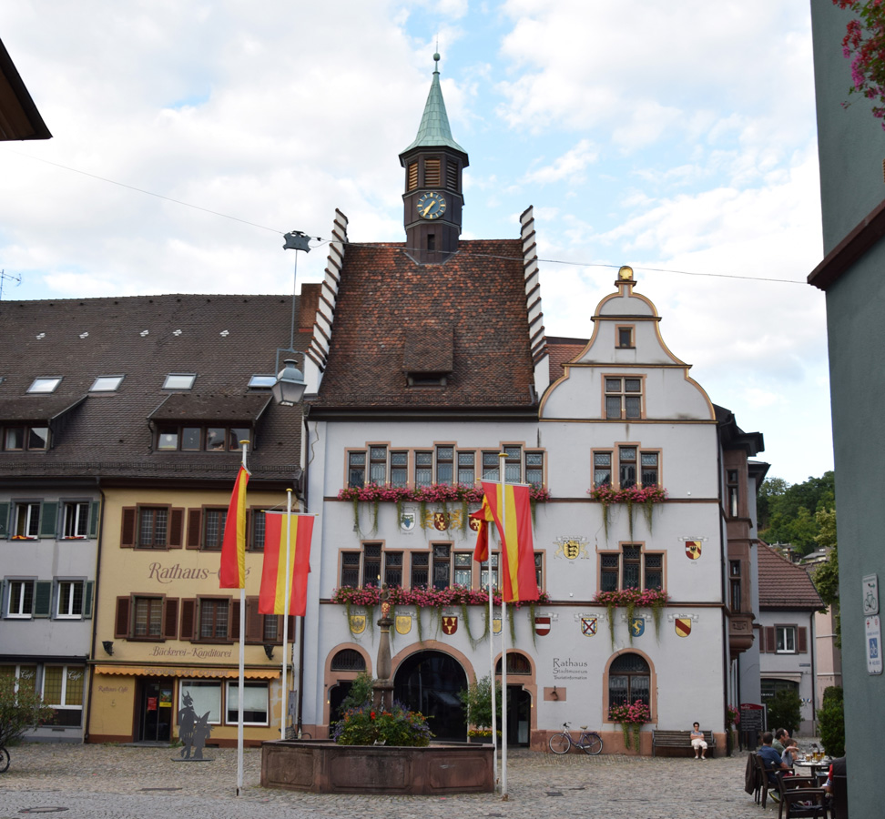 Das Rathaus bei Tag. Kaum zu übersehen sind die Risse, die das Städtchen seit ein paar Jahren heimsuchen