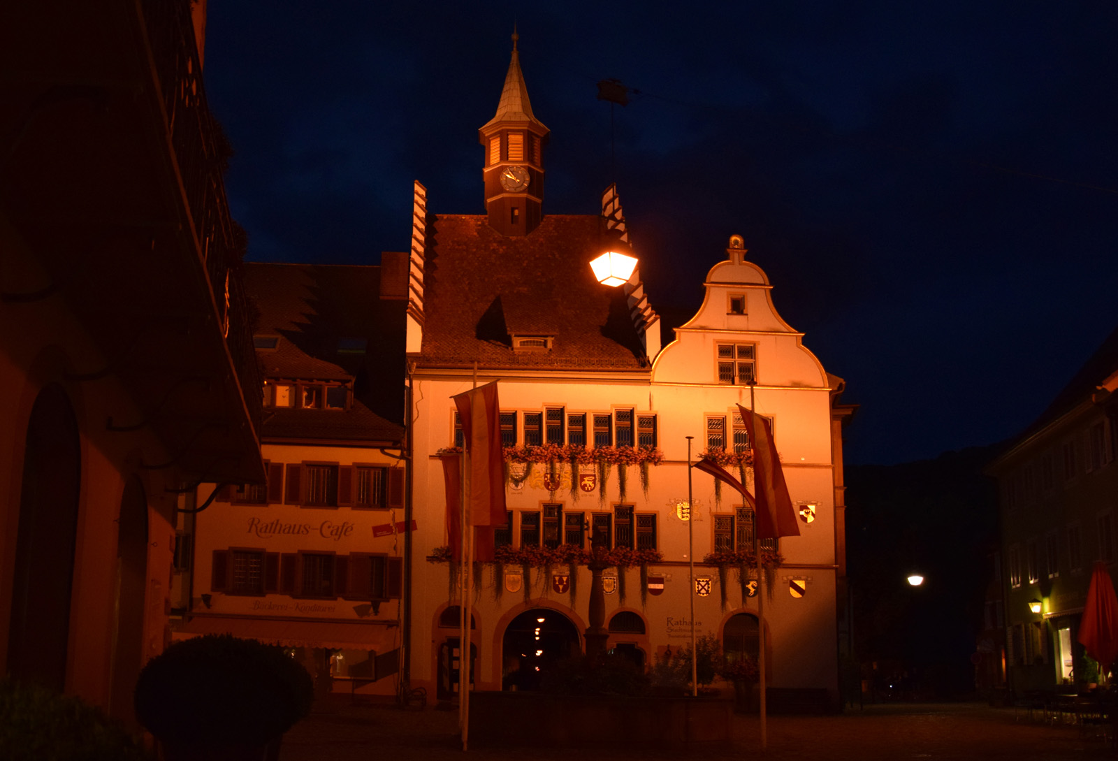 Das beleuchtete Rathaus in der Dämmerung