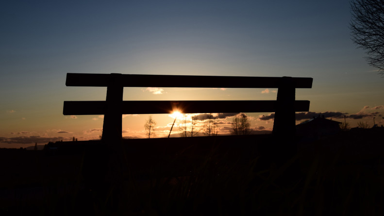 Bank im Sonnenuntergang